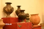Các cổ vật giá trị được trưng bày giới thiệu tại Bảo tàng cổ vật Mũi Né. (Ảnh: Hồng Hiếu/ TTXVN)