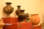 Các cổ vật giá trị được trưng bày giới thiệu tại Bảo tàng cổ vật Mũi Né. (Ảnh: Hồng Hiếu/ TTXVN)