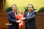 Chủ tịch Quốc hội Trần Thanh Mẫn thay mặt lãnh đạo Đảng, Nhà nước, Mặt trận Tổ quốc Việt Nam và Đại biểu Quốc hội khóa XVI tặng hoa chúc mừng Thủ tướng Chính phủ Lê Minh Hưng. (Ảnh: Dương Giang/TTXVN)