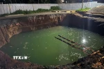 Cận cảnh hố tử thần nơi xảy ra tai nạn. (Ảnh: TTXVN phát)