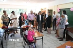 Đại sứ Việt Nam tại Cuba Lê Quang Long và các quan chức địa phương thăm lớp học mẫu giáo lớn. (Ảnh: Việt Hùng/TTXVN)