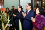 Chủ tịch Quốc hội Trần Thanh Mẫn và các đồng chí lãnh đạo Quốc hội dâng hương tưởng niệm Chủ tịch Hồ Chí Minh tại Nhà 67. (Ảnh: Doãn Tấn/TTXVN)