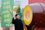 Chủ tịch nước Lương Cường đánh trống phát động “Tết trồng cây Đời đời nhớ ơn Bác Hồ” Xuân Ất Tỵ. (Ảnh: Lâm Khánh/TTXVN)