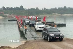 Cầu phao qua sông Lô. (Ảnh: Nguyễn Văn Cảnh/TTXVN)