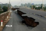 Hiện trường vụ sụt, lún tại chân cầu Hòa Bình, thuộc xã Hòa Hội, huyện Châu Thành. (Ảnh: TTXVN phát)