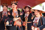 Phụ nữ dân tộc lựa chọn trang phục, phụ kiện truyền thống tại Lễ hội Chợ Thụt, xã Phù Lưu (Tuyên Quang). (Ảnh: Minh Tâm/TTXVN)