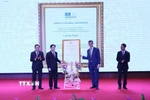 Ông Jonathan Wallace Baker, Trưởng Đại diện Tổ chức Giáo dục, Khoa học và Văn hóa của Liên hợp quốc (UNESCO) (bên phải) trao Bằng công nhận Công viên địa chất toàn cầu UNESCO Lạng Sơn cho lãnh đạo tỉnh Lạng Sơn. (Ảnh: Anh Tuấn/TTXVN)