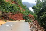 Mưa lớn đã làm khoảng 10.000 m3 đất đá phía ta luy dương sạt lở xuống tuyến tỉnh lộ 177, đoạn qua xã Tân Lập (Bắc Quang, Hà Giang). (Ảnh: TTXVN phát)