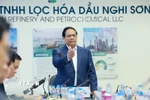Thủ tướng Phạm Minh Chính làm việc với lãnh đạo Công ty trách nhiệm hữu hạn Lọc hoá dầu Nghi Sơn. (Ảnh: Dương Giang/TTXVN)