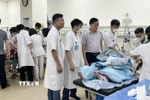 Bệnh viên Đa khoa Vĩnh Phúc, tỉnh Phú Thọ huy động nhân lực cứu chữa nạn nhân vụ tại nạn. (Ảnh: Nguyễn Thảo/TTXVN)