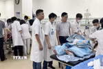 Bệnh viên Đa khoa Vĩnh Phúc, tỉnh Phú Thọ huy động nhân lực cứu chữa nạn nhân vụ tại nạn. (Ảnh: Nguyễn Thảo/TTXVN)