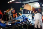 Quân y Ban Chỉ huy Bộ đội Biên phòng Thành phố Hồ Chí Minh kiểm tra tình hình sức khỏe của thuyền viên bị bỏng trước khi đưa đi điều trị tại bệnh viện. (Ảnh: Huỳnh Sơn/TTXVN)