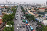 Phương tiện giao thông lưu thông tại đường vành đai 3 và khu vực gần Bến xe Nước Ngầm. (Ảnh: Hoàng Hiếu/TTXVN)