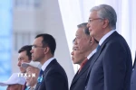 Tổng Bí thư Tô Lâm và Tổng thống Kazakhstan Kassym-Jomart Tokayev tham dự buổi lễ duyệt binh kỷ niệm 80 năm Ngày Chiến thắng phátxít 9/5. (Ảnh: TTXVN)