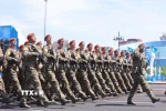 Các lực lượng vũ trang Kazakhstan duyệt binh tại buổi lễ. (Ảnh: TTXVN)