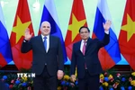 Thủ tướng Phạm Minh Chính và Thủ tướng Liên bang Nga Mikhail Vladimirovich Mishustin chụp ảnh chung. (Ảnh: Dương Giang/TTXVN)