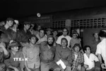 Lãnh tụ Fidel Castro, Thủ tướng Chính phủ Cách mạng Cuba, Bí thư Thứ nhất Ban Chấp hành Trung ương Đảng Cộng sản Cuba cùng Đoàn đại biểu Đảng và Chính phủ Cách mạng Cuba chụp ảnh kỷ niệm bên đồn An ninh Nhân dân Bến Hải, địa cầu của miền Nam trong chuyến đến thăm vùng Giải phóng miền Nam Việt Nam, ngày 15/9/1973. (Ảnh: TTXVN)
