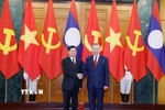 Tổng Bí thư Tô Lâm và Tổng Bí thư, Chủ tịch nước Lào Thongloun Sisoulith chụp ảnh chung trước hội đàm. (Ảnh: Thống Nhất/TTXVN)