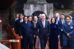 Thủ tướng Phạm Minh Chính và Thủ tướng New Zealand Christopher Luxon nghe giới thiệu về các bia tiến sỹ tại Văn Miếu-Quốc Tử Giám (Hà Nội). (Ảnh: Dương Giang/TTXVN)
