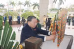Tổng Bí thư Tô Lâm dâng hương tưởng niệm các Anh hùng liệt sỹ tại Đài tưởng niệm thành phố Đà Nẵng. (Ảnh: Thống Nhất/TTXVN)