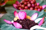 Cơm rượu nếp là món không thể thiếu trong ngày Tết Đoan Ngọ. (Nguồn: TTXVN)