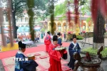 Tiến phẩm, dâng hương lên các vị tiên đế trong Ngày Tết Đoan Ngọ ở Hoàng Thành Thăng Long. (Ảnh: Thanh Tùng/TTXVN)