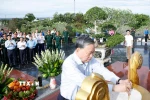 Tại Đặc khu Phú Quốc, tỉnh An Giang, Tổng Bí thư Tô Lâm và đoàn công tác Trung ương dâng hoa, dâng hương tại Nghĩa trang liệt sỹ Phú Quốc. (Ảnh: Thống Nhất/TTXVN)