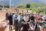 Phó Thủ tướng Chính phủ Hồ Quốc Dũng kiểm tra khu vực bố trí tái định cư cho các hộ bị mất nhà. (Ảnh: Quý Trung/TTXVN)