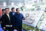 Thủ tướng Phạm Minh Chính tham quan dây chuyền sản xuất của Tập đoàn THACO. (Ảnh: Dương Giang/TTXVN)