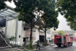Lực lượng chức năng nỗ lực dập tắt đám cháy bên trong nhà máy Bia Hà Nội. (Ảnh: TTXVN phát)