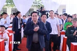 Thủ tướng Phạm Minh Chính đến dự Lễ khởi công tại điểm Trường nội trú liên cấp Tiểu học và Trung học cơ sở xã Yên Khương, Thanh Hóa. (Ảnh: Dương Giang/TTXVN)