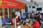 Cán bộ tiếp nhận hồ sơ giải quyết thủ tục cho người dân tại Trung tâm Phục vụ hành chính công phường Điện Biên Phủ (tỉnh Điện Biên) trong ngày đầu vận hành thử nghiệm. (Ảnh: Phan Quân/ TTXVN)