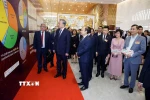 Tổng Bí thư Tô Lâm tham quan không gian trưng bày thành tựu chuyển đổi số trong báo chí tại Hội nghị tổng kết công tác tuyên giáo và dân vận năm 2025, triển khai nhiệm vụ năm 2026. (Ảnh: Thống Nhất/TTXVN)