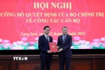 Ủy viên Bộ Chính trị, Bí thư Trung ương Đảng, Trưởng ban Tổ chức Trung ương Lê Minh Hưng trao quyết định cho tân Bí thư Tỉnh ủy Lạng Sơn Hoàng Quốc Khánh. (Ảnh: Văn Đạt/TTXVN)