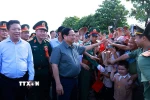 Thủ tướng Phạm Minh Chính với nhân dân khu vực dự án cầu Phong Châu mới trên Quốc lộ 32C. (Ảnh: Dương Giang/TTXVN)