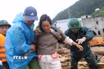 Các lực lượng cứu hộ giúp người dân di chuyển đến nơi an toàn. (Ảnh: Nguyễn Oanh/TTXVN)