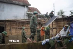 Lực lượng bộ đội ra quân giúp dân xây dựng và sửa chữa nhà cửa bị ảnh hưởng bởi mưa lũ tại xã Lộc An, thành phố Huế. (Ảnh: Mai Trang/TTXVN)