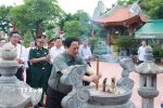 Thủ tướng Phạm Minh Chính dâng hương tưởng niệm tại Đền thờ Bác Hồ và các Anh hùng liệt sỹ tỉnh Quảng Trị. (Ảnh: Dương Giang/TTXVN)