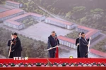 Tổng Bí thư Tô Lâm, Thủ tướng Phạm Minh Chính và các đại biểu thực hiện nghi thức khởi công, động thổ đồng loạt các trường nội trú liên cấp biên giới. (Ảnh: Thống Nhất/TTXVN)