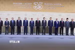 Tổng thống Nga Vladimir Putin đón Thủ tướng Chính phủ Lê Minh Hưng và Trưởng đoàn các nước tham dự Hội nghị Cấp cao Kỷ niệm 35 năm quan hệ ASEAN-Nga. (Ảnh: Dương Giang/TTXVN)
