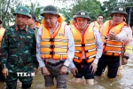 Tổng Bí thư Tô Lâm đến vùng bị chia cắt do mưa lũ tại thôn Khuông Phò Đông, xã Quảng Điền, Thành phố Huế. (Ảnh: Thống Nhất/TTXVN)