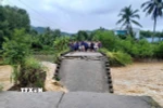 Cầu cây Sung bị sập đã chia cắt khu vực 250 hộ dân đang sinh sống. (Ảnh: TTXVN phát)