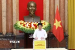 Chủ tịch nước Lương Cường quyên góp, ủng hộ đồng bào khắc phục hậu quả cơn bão số 10. (Ảnh: Lâm Khánh/ TTXVN)