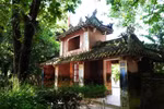 Cổng tam quan, cổng chính của chùa Diệu Đế, phường Phú Xuân, thành phố Huế, nhìn từ sân chùa ra ngoài. (Ảnh: Nguyên Lý/TTXVN)
