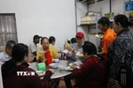 Những người dân đến ăn cơm chay tại chùa Tổ đình Nghĩa Phương. (Ảnh: Phan Sáu/TTXVN)