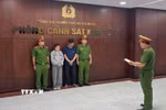 Cơ quan điều tra tống đạt quyết định bắt giữ các đối tượng. (Ảnh: TTXVN phát)