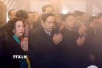 Chủ tịch Quốc hội Trần Thanh Mẫn và các đại biểu kính cẩn tưởng nhớ Chủ tịch Hồ Chí Minh. (Ảnh: Doãn Tấn/TTXVN)