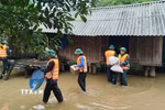 Đồn Biên phòng Làng Ho (Bộ đội Biên phòng Quảng Bình) hỗ trợ, giúp đỡ di dời 10 hộ, 52 người dân bản Mít Cát, xã Kim Thủy, huyện Lệ Thủy đến vị trí an toàn. (Ảnh: TTXVN phát)