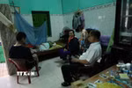 Chi bộ 6D quan tâm, hỗ trợ cho các hộ gia đình có hoàn cảnh khó khăn trong khu dân cư để không ai bị bỏ lại phía sau. (Ảnh: Xuân Quý/TTXVN)