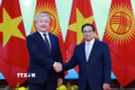 Thủ tướng Phạm Minh Chính và Thủ tướng Kyrgyzstan Adylbek Kasymaliev hội đàm. (Ảnh: Dương Giang/TTXVN)
